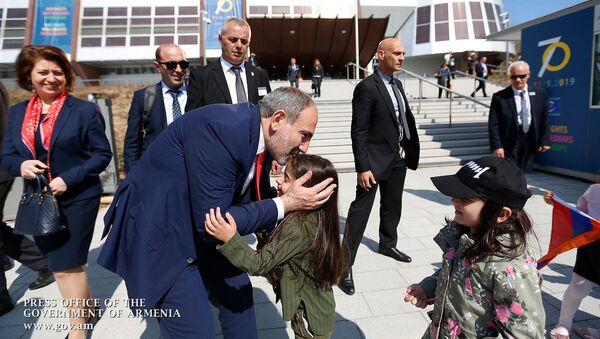 Премьер-министр Армении Никол Пашинян встретился с армянской общиной Страстбурга (11 апреля 2019). Страстбург - Sputnik Армения