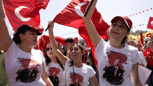 Турецкие девушки в футболках с портретами Ататюрка и с флагами танцуют во время светского митинга (20 мая 2007). Самсун - Sputnik Արմենիա