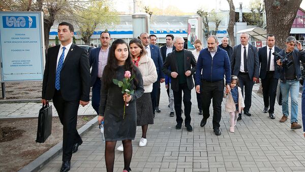 Премьер-министр Никол Пашинян с дочерьми, мэр Еревана Айк Марутян с семьей и вице-спикер Парламента Ален Симонян посетили пьесу Рыба без воды или suicide в театре имени Грачьи Капланяна (13 апреля 2019). Еревaн - Sputnik Արմենիա