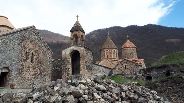 «Մեր ձեռքով տվեցինք, հետ եկանք...». Դադիվանքի վանահայրը չգիտի` ոնց են լքելու վանքը «Մեր ձեռքով տվեցինք, հետ եկանք...». Դադիվանքի վանահայրը չգիտի` ոնց են լքելու վանքը - Sputnik Արմենիա