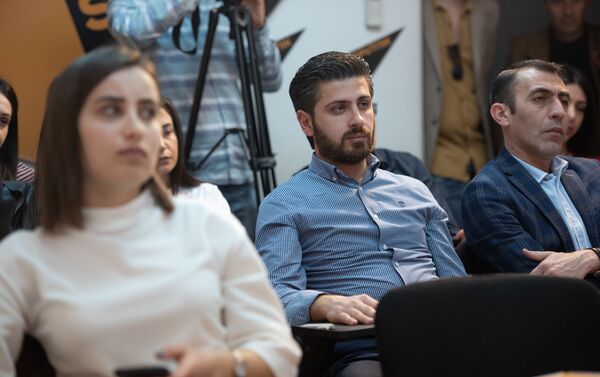 Директор информационного телеканала ArmNews Нарек Никогосян в проекте SputnikPro в мультимедийном пресс-центре Sputnik Армения (15 апреля 2019). Еревaн - Sputnik Армения