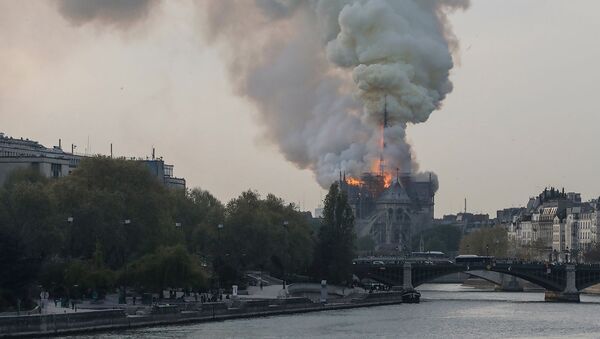 Пожар в соборе Нотр-Дам в центре Парижа (15 апреля 2019). Франция - Sputnik Արմենիա