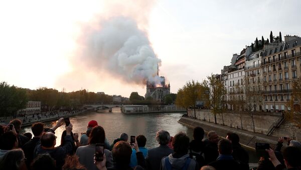 Пожар в соборе Нотр-Дам в центре Парижа (15 апреля 2019). Франция - Sputnik Արմենիա