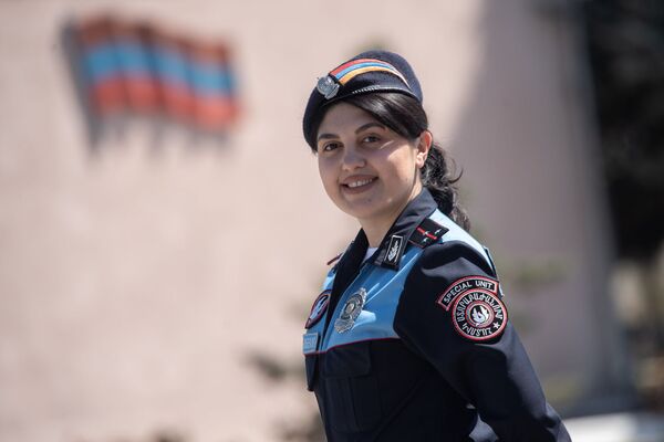 Дядя в форме не бяка: полицейские в Армении к празднику вспомнили уникальные случаи Дядя в форме не бяка: полицейские в Армении к празднику вспомнили уникальные случаи - Sputnik Армения