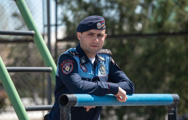 Дядя в форме не бяка: полицейские в Армении к празднику вспомнили уникальные случаи Дядя в форме не бяка: полицейские в Армении к празднику вспомнили уникальные случаи - Sputnik Армения