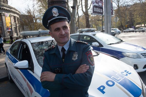 Дядя в форме не бяка: полицейские в Армении к празднику вспомнили уникальные случаи Дядя в форме не бяка: полицейские в Армении к празднику вспомнили уникальные случаи - Sputnik Армения