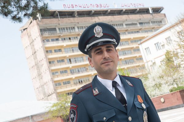 Дядя в форме не бяка: полицейские в Армении к празднику вспомнили уникальные случаи Дядя в форме не бяка: полицейские в Армении к празднику вспомнили уникальные случаи - Sputnik Армения