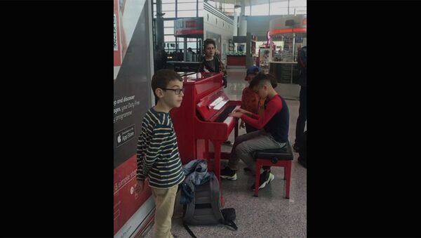 Пассажиры рейса Ереван-Париж исполнили Вечную любовь Шарля Азнавура в аэропорту Звартноц. - Sputnik Армения