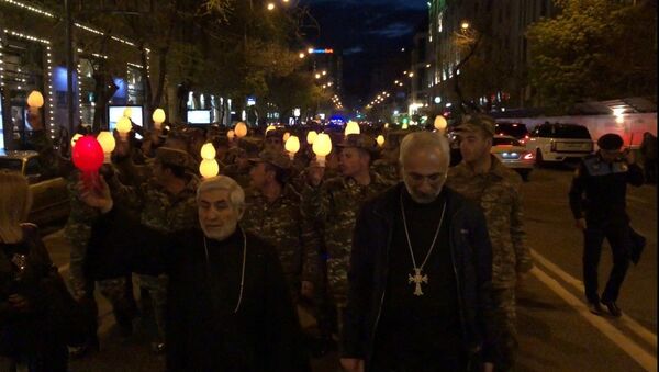 Шествие Чрагалуйц с участием военнослужащих по случаю Пасхи в Ереване - Sputnik Армения