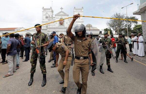Военные Шри-Ланки стоят перед церковью Святого Антония после взрыва (21 апреля 2019). Коломбо - Sputnik Армения