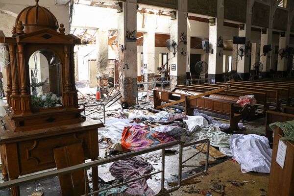 Прикрытые тела жертв взрыва в церкви Святого Антония в Коломбо (21 апреля 2019). Шри-Ланка - Sputnik Армения