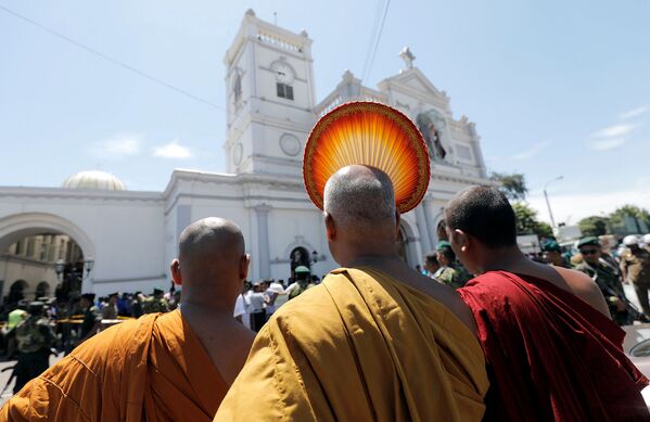 Буддийские монахи стоят перед святыней Святого Антония, Церковью Коччикаде в Коломбо после взрыва (21 апреля 2019). Шри-Ланка - Sputnik Армения