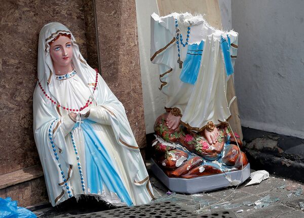 Разбитая после взрыва статуя Девы Марии перед святыней Святого Антония церкви Коччикаде в Коломбо (21 апреля 2019). Шри-Ланка - Sputnik Армения
