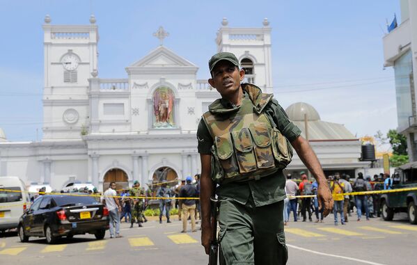 Солдат армии Шри-Ланки охраняет область вокруг святыни Святого Антония после взрыва в Коломбо (21 апреля 2019). Шри-Ланка - Sputnik Армения