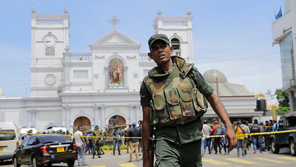 Солдат армии Шри-Ланки охраняет область вокруг святыни Святого Антония после взрыва в Коломбо (21 апреля 2019). Шри-Ланка - Sputnik Արմենիա