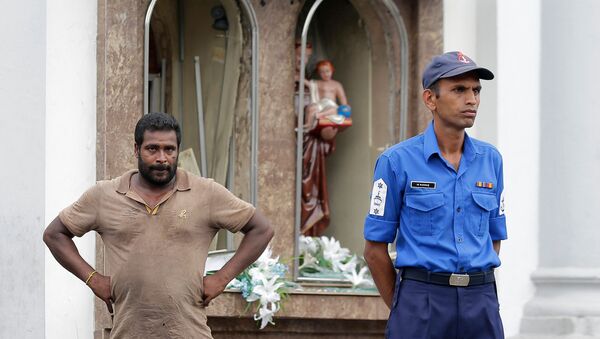 Сотрудник полиции Шри-Ланки и местный житель перед святыней Святого Антония в Коломбо, где произошел взрыв (21 апреля 2019). Шри-Ланка - Sputnik Արմենիա