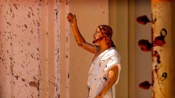 Пятна крови на статуе Иисуса Христа в церкви Святого Себастьяна после взрыва в Негомбо, к северу от Коломбо (21 апреля 2019). Шри-Ланка - Sputnik Армения