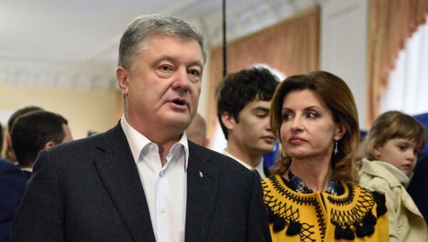 Действующий президент Украины Петр Порошенко с супругой Мариной во время голосования на одном из избирательных участков в день второго тура выборов президента Украины (21 апреля 2019). Киев - Sputnik Արմենիա