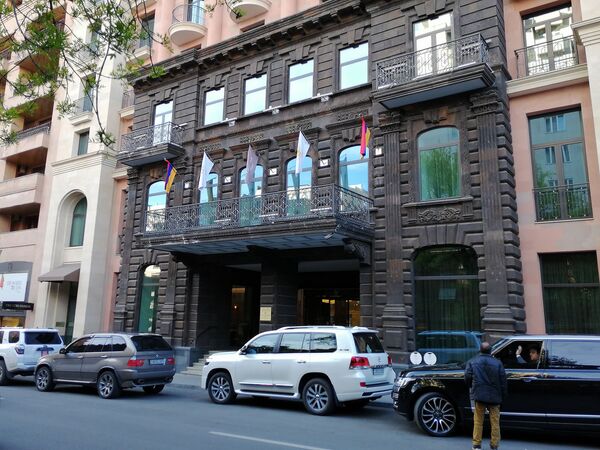 Փաշինեանի աչքէն հեռու. Երեւանի մէջ «սխալ» դրօշներու պակաս չկայ Փաշինեանի աչքէն հեռու. Երեւանի մէջ «սխալ» դրօշներու պակաս չկայ - Sputnik Արմենիա