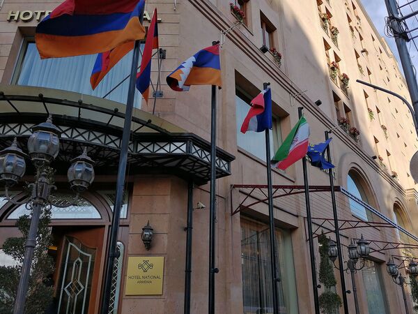 Փաշինեանի աչքէն հեռու. Երեւանի մէջ «սխալ» դրօշներու պակաս չկայ Փաշինեանի աչքէն հեռու. Երեւանի մէջ «սխալ» դրօշներու պակաս չկայ - Sputnik Արմենիա