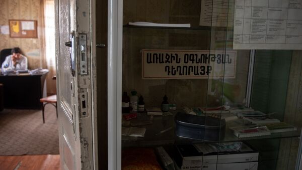 Полка с препаратами первой помощи в поликлинике села Джрарат - Sputnik Արմենիա
