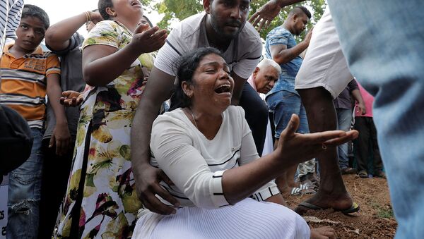 Родственники жертв взрывов во время массовых похорон в Коломбо (23 апреля 2019). Шри-Ланка - Sputnik Армения