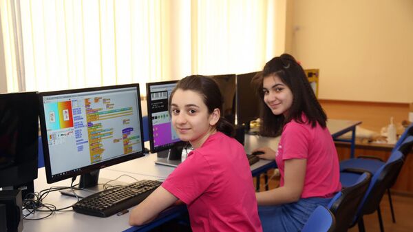 Ученицы школьной инженерной лаборатории ArMath (23 апреля 2019). Еревaн - Sputnik Արմենիա