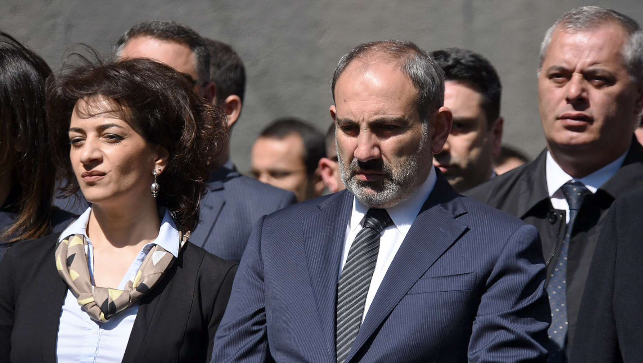 Армении пресс. Жена премьер министра Армении. Жена Пашиняна. Пашинян с женой.