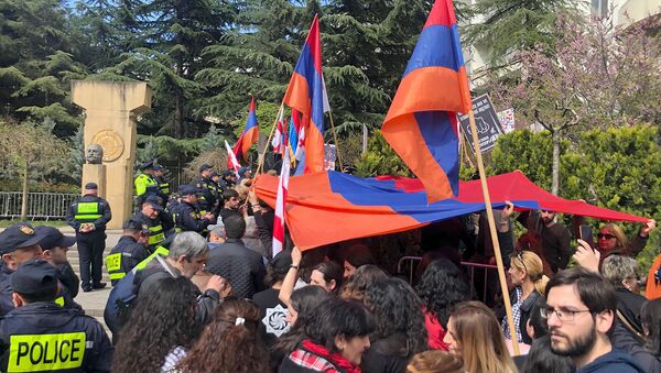 Мирная акция протеста армян перед посольством Турции в Грузии (24 апреля 2019). Тбилиси - Sputnik Армения