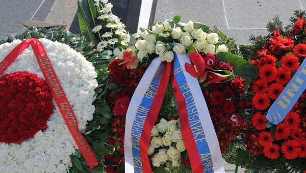 Венок посольства России в Армении в мемориальном комплексе Цицернакаберд (24 апреля 2019). Еревaн - Sputnik Армения