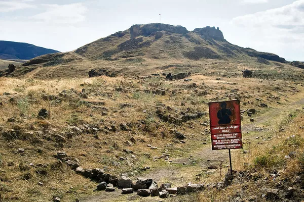 Արգելված գոտու և թուրքական զինվորական պահակակետի մասին ցուցանակ Անիում - Sputnik Արմենիա