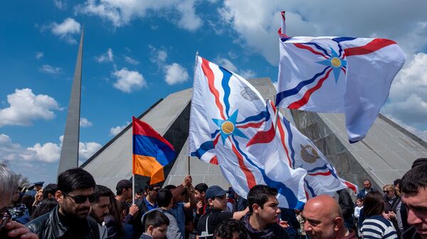 Ассирийцы Армении в мемориальном комплексе Цицернакаберд (24 апреля 2019). Еревaн - Sputnik Армения