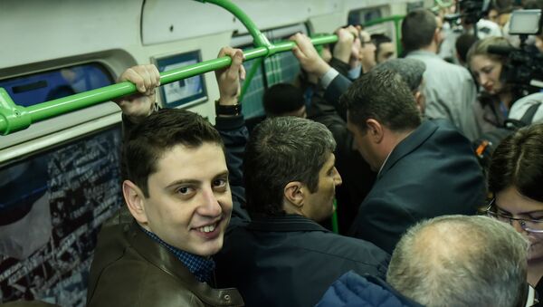 Нарек Ахназарян в вагоне нового состава метро с символикой ЧЕ по футболу (26 апреля 2019). Еревaн - Sputnik Армения