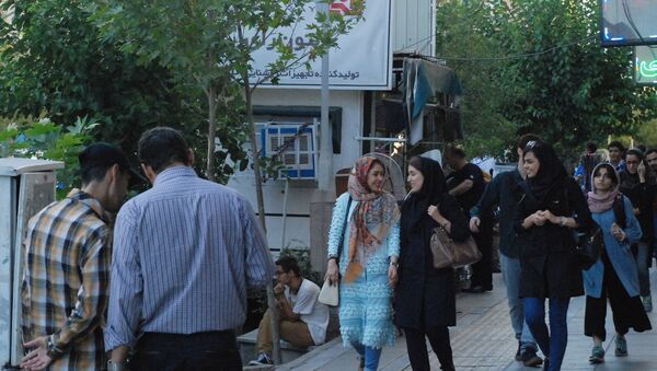 Прохожие на улице Вали-Аср в Тегеране. - Sputnik Армения