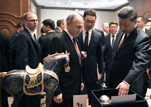 Владимир Путин и Си Цзиньпин обменялись подарками - фото Владимир Путин и Си Цзиньпин обменялись подарками - фото - Sputnik Армения
