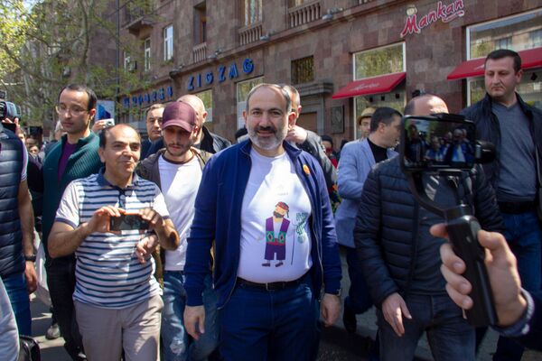 Очередь для селфи и шашлыки։ Никол Пашинян вышел в народ праздновать День гражданина Очередь для селфи и шашлыки։ Никол Пашинян вышел в народ праздновать День гражданина - Sputnik Армения