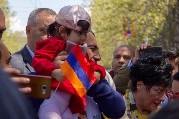 Очередь для селфи и шашлыки։ Никол Пашинян вышел в народ праздновать День гражданина Очередь для селфи и шашлыки։ Никол Пашинян вышел в народ праздновать День гражданина - Sputnik Армения