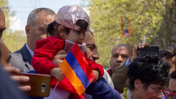 Никол Пашинян на празднике день гражданина в Ереване - Sputnik Արմենիա
