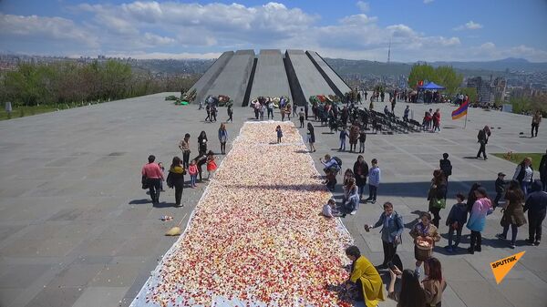 В Цицернакаберде состоялся традиционный сбор цветов  - Sputnik Армения
