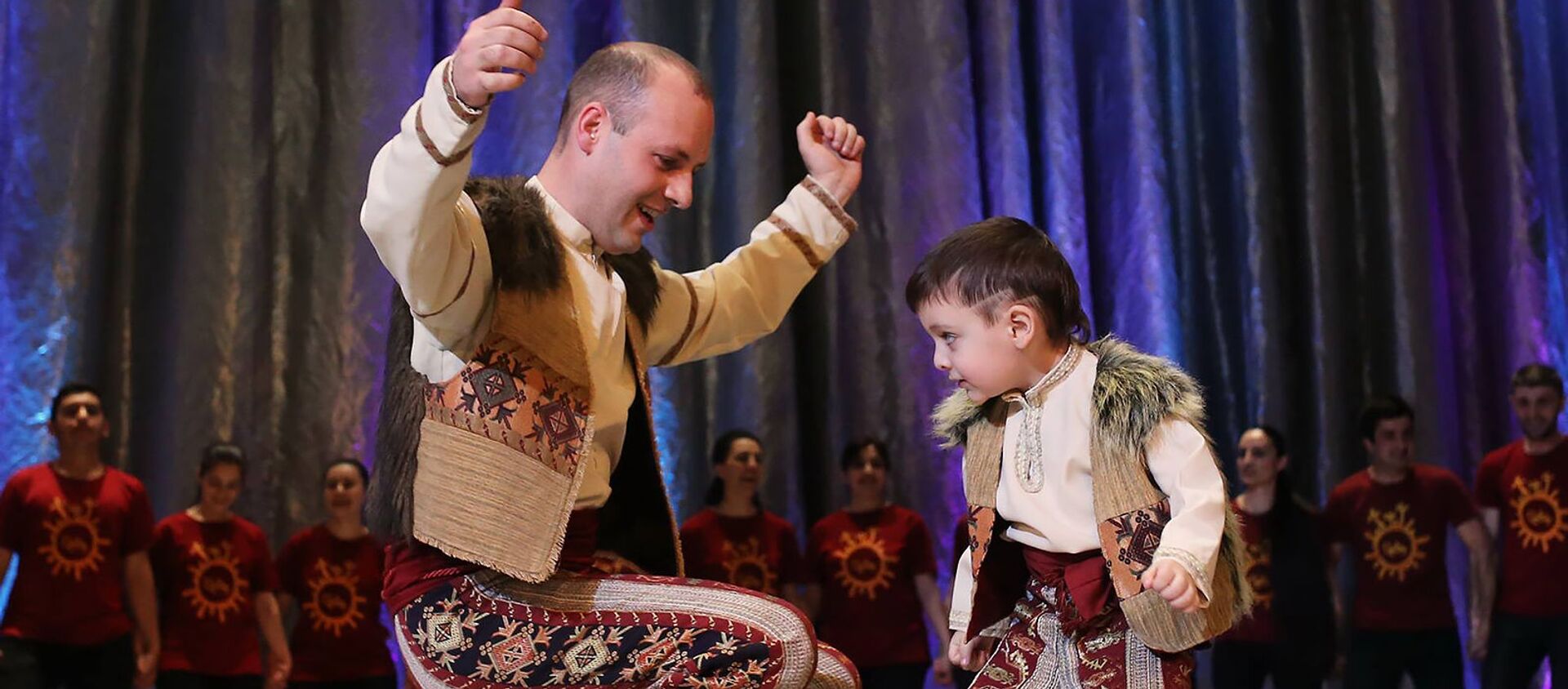 Арег и Артавазд Айвазяны во время исполнения танца Ярхушта - Sputnik Армения, 1920, 29.04.2021