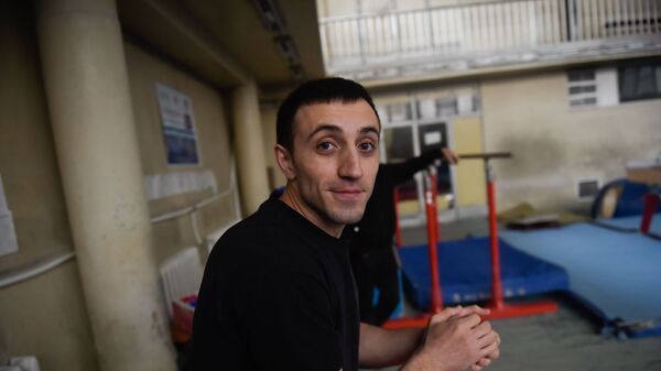 Двукратный призер чемпионатов Европы Артур Давтян в школе олимпийского резерва по гимнастике имени Альберта Азаряна - Sputnik Армения