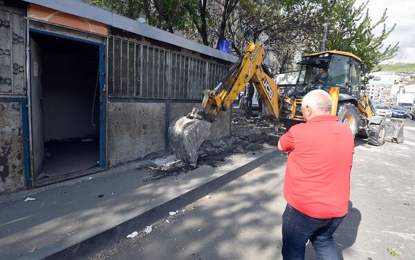 Мерия Еревана приступила к демонтажу незаконно построенных ларьков на улице Нар-Доса (29 апреля 2019). Еревaн - Sputnik Армения
