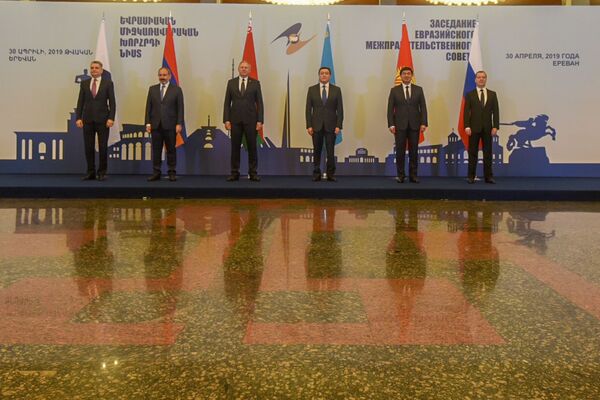 Ում ստեղծած դրոշների մոտ կկանգնեն Պուտինն ու Փաշինյանը. գործը յուրացրած հայ ընտանիքը Ում ստեղծած դրոշների մոտ կկանգնեն Պուտինն ու Փաշինյանը. գործը յուրացրած հայ ընտանիքը - Sputnik Արմենիա