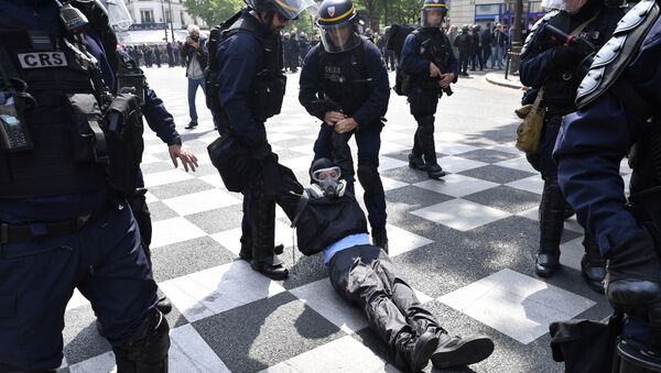 Полицейские задерживают демонстранта на первомайской демонстрации в Париже. - Sputnik Армения