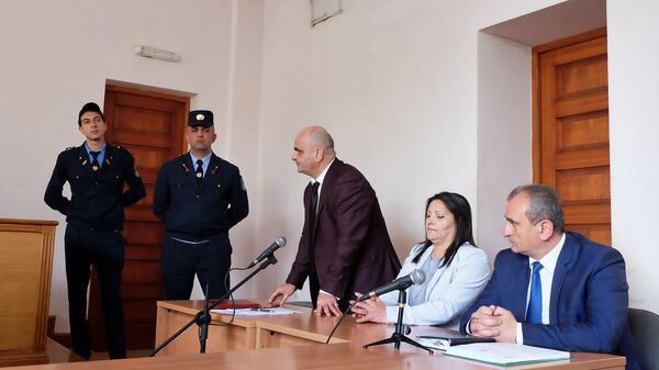 Супруга генерала Манвела Григоряна Назик Амирян с адвокатами на судебном заседании (2 мая 2019). Еревaн - Sputnik Արմենիա