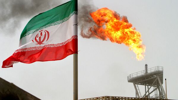 Газовый факел на нефтедобывающей платформе на месторождениях Соруш в Иране - Sputnik Армения