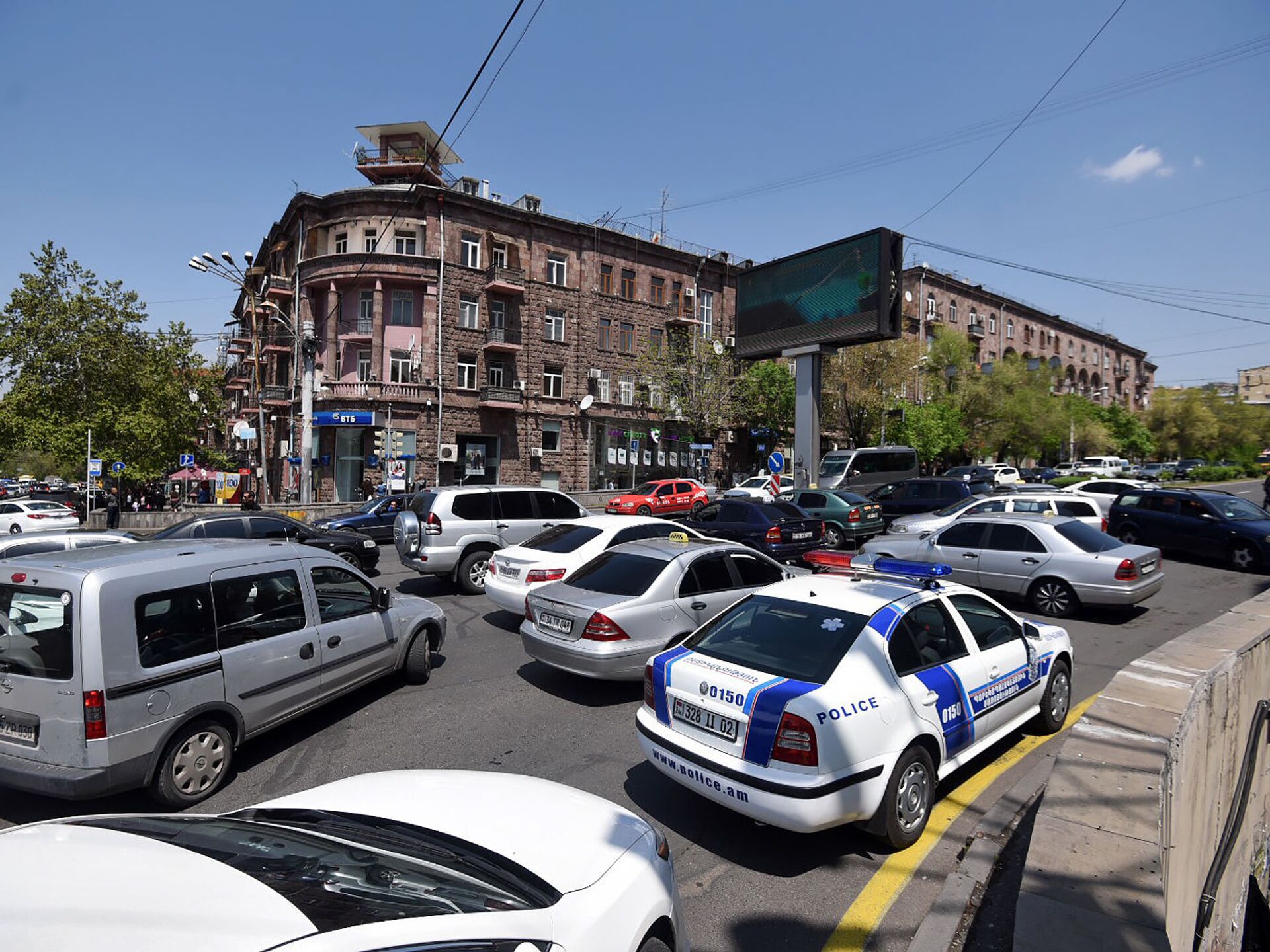 Такси в армении. Армения парковка. Парковка Ереван. В Ереване перекрывают центральные улицы. Платная парковка в Ереване.