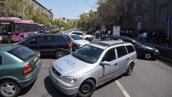 Водители такси заблокировали дорожное движение на улице Абовяна (3 мая 2019). Еревaн - Sputnik Արմենիա