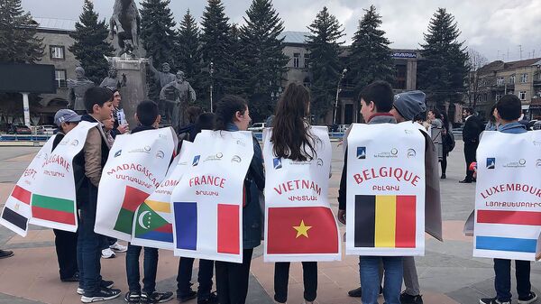 В Гюмри организовано шествие в жилетах с изображениями достопримечательностей стран-участниц Франкофонии (3 мая 2019). Гюмри - Sputnik Армения