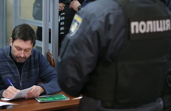 ՌԻԱ Նովոստի Ուկրաինա կայքի խմբագիր Կիրիլ Վիշինսկին կալանքի տակ է վերցվել 2018թ.–ի մայիսի 15–ին Կիևում։ Լրագրողին կասկածում են Դոնբասում ինքնիշխան հանրապետություններին աջակցելու և պետական դավաճանության մեջ։ - Sputnik Արմենիա